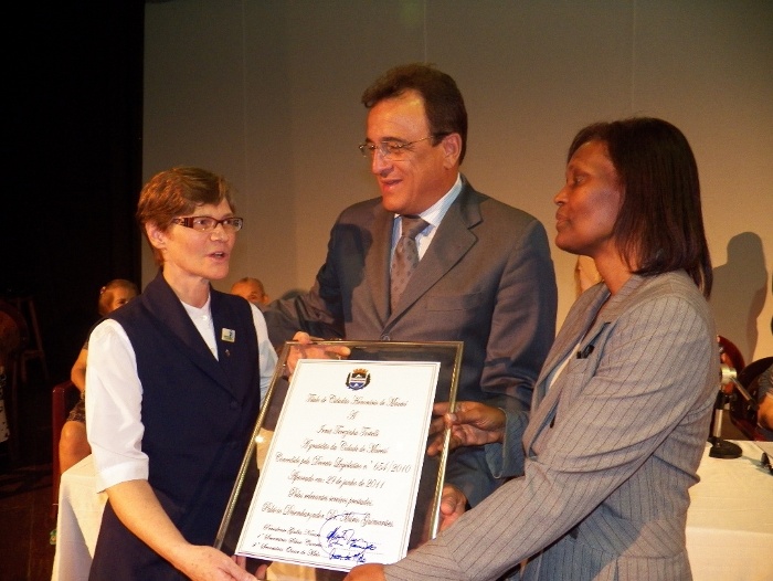 irm terezinha tortelli recebe homenagem da cmara